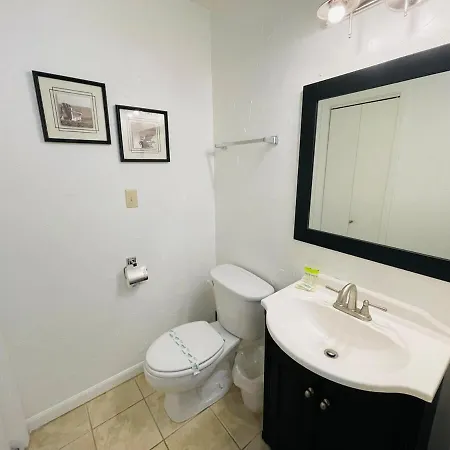 Relax In This Cozy Townhouse 2Block To The Beach